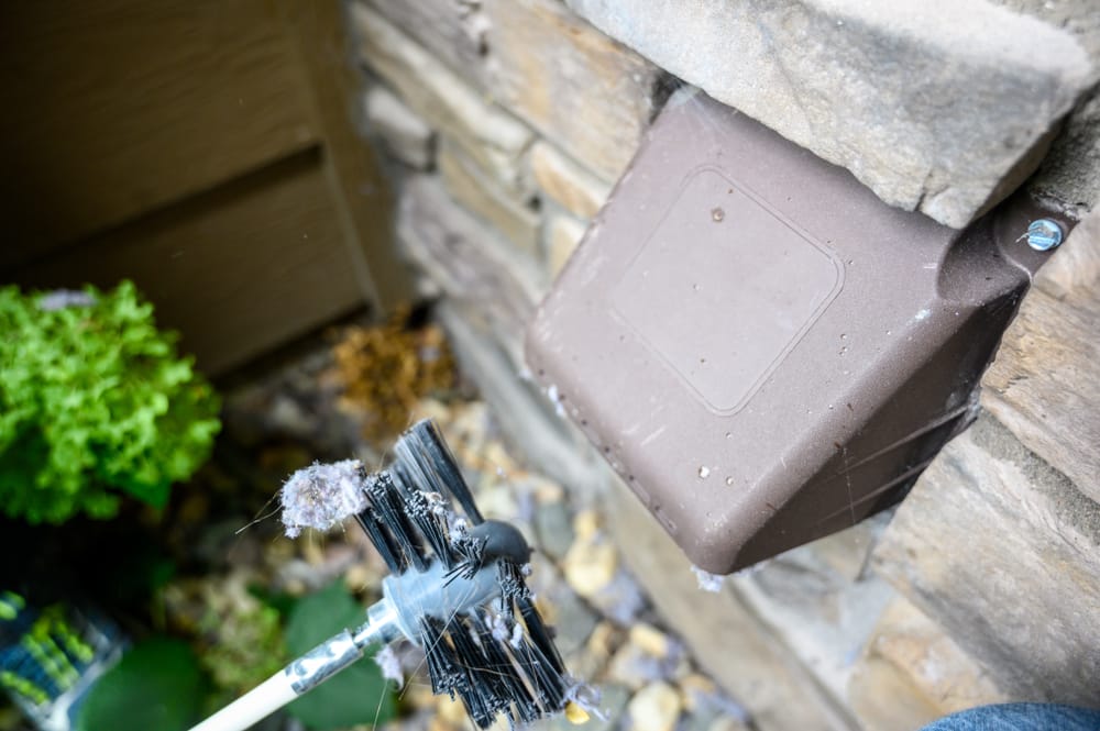 conduit de sécheuse nettoyé avec une brosse rotative